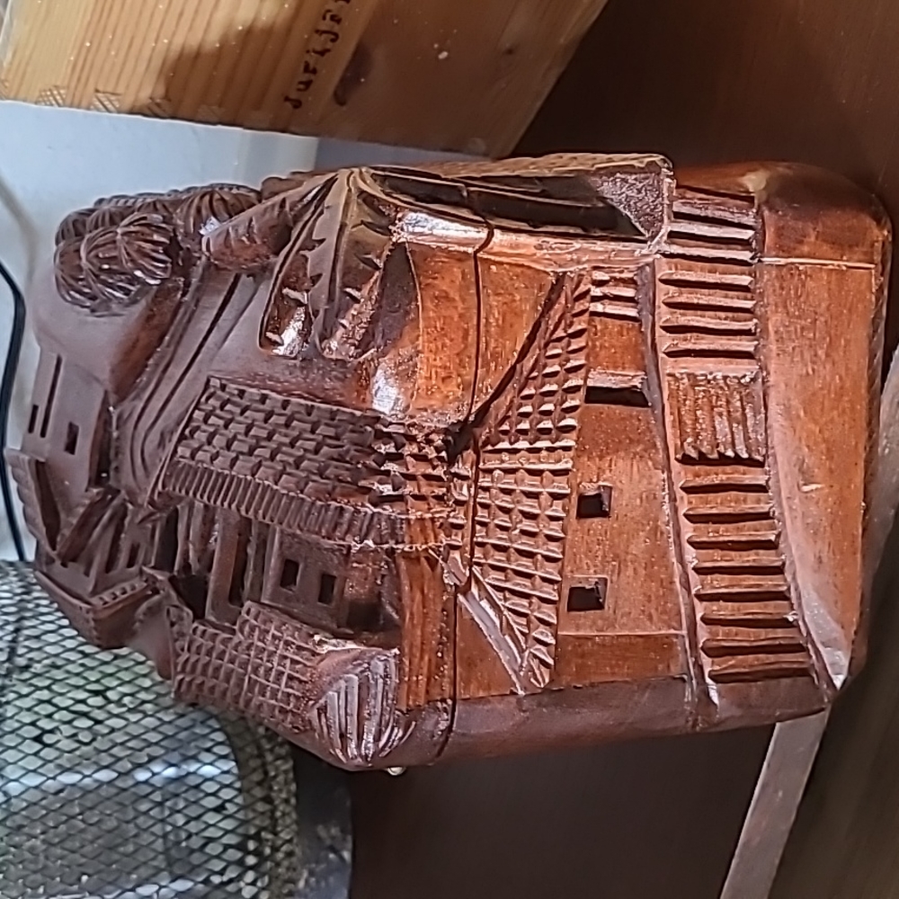 Honduras Mahogany Carved Box - Picture 4 of 7